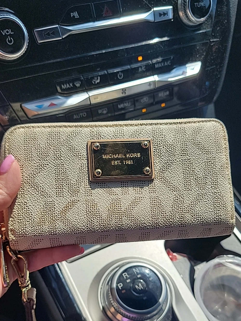 Michael Kors Jet Set Signature Logo Continental Wallet In Vanilla